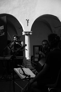 rho_ypsi_evalaudace_23